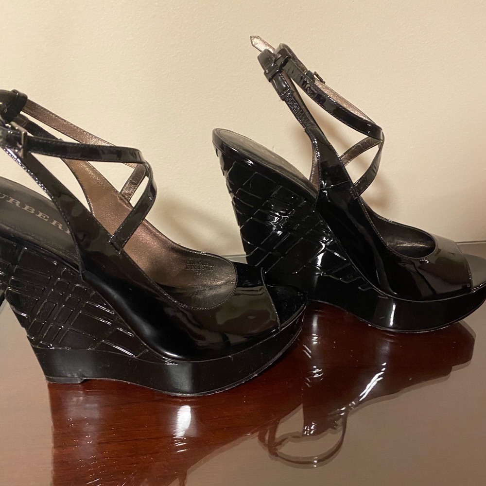 BURBERRY PATENT LEATHER WEDGES 🖤